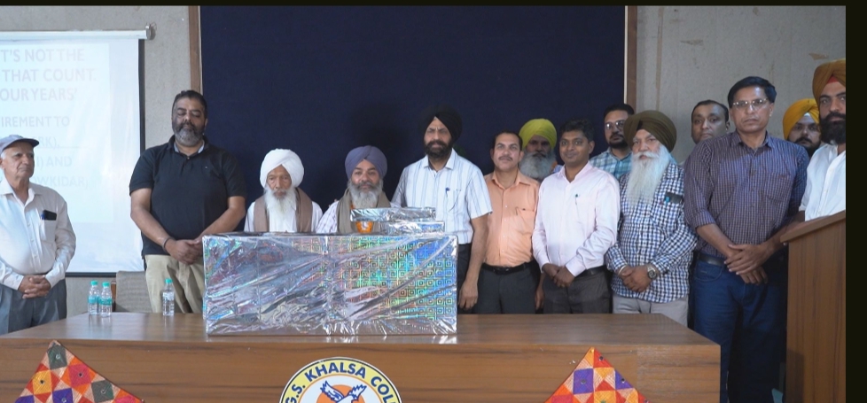 A grand farewell ceremony was organized in Khalsa College Mahilpur on the occasion of the retirement of three employees